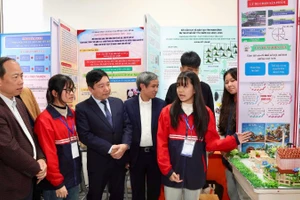 Các đại biểu tham quan sản phẩm dự thi. 