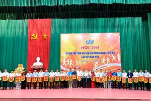 Ban tổ chức trao cờ lưu niệm cho các đoàn tham gia Hội thi.