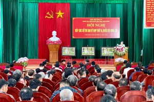 Quang cảnh buổi tiếp xúc cử tri. 