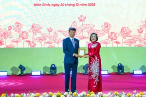 Phó Chủ tịch Quốc hội Nguyễn Thị Thanh trao Kỷ niệm chương của Ủy ban Thường vụ Quốc hội vì sự nghiệp xây dựng Quốc hội Việt Nam cho Chủ tịch Ủy ban nhân dân tỉnh Ninh Bình Trần Huy Tuấn.