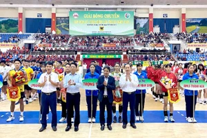 Ban tổ chức trao cờ lưu niệm và tặng hoa cho các đội tham gia. 