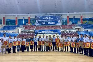 Ban tổ chức trao cờ lưu niệm cho các đoàn tham gia giải.