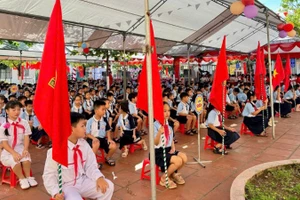 692 học sinh Trường tiểu học Ninh Giang, phường Tây Hoa Lư, tỉnh Ninh Bình dự lễ khai giảng, đón chào năm học mới. 