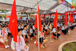 692 học sinh Trường tiểu học Ninh Giang, phường Tây Hoa Lư, tỉnh Ninh Bình dự lễ khai giảng, đón chào năm học mới. 