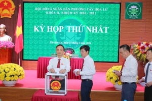 Các đại biểu bỏ phiếu bầu chức danh chủ chốt Hội đồng nhân dân, Ủy ban nhân dân phường, nhiệm kỳ 2026-2031. 