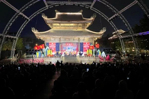 Chương trình gồm nhiều tiết mục ca, múa, nhạc được dàn dựng công phu, kết hợp hài hòa giữa nghệ thuật truyền thống và đương đại.