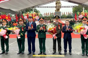 Đại tướng Nguyễn Tân Cương, Thứ trưởng Quốc phòng và đồng chí Bí thư Tỉnh ủy Ninh Bình Trần Huy Tuấn tặng hoa cho các đơn vị. 