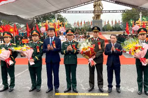 Đại tướng Nguyễn Tân Cương, Thứ trưởng Quốc phòng và đồng chí Bí thư Tỉnh ủy Ninh Bình Trần Huy Tuấn tặng hoa cho các đơn vị. 