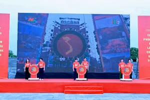 Các đồng chí lãnh đạo, đại diện các lực lượng tham gia Lễ mít tinh tại điểm cầu tỉnh Ninh Bình thực hiện nghi thức chung tay hưởng ứng.