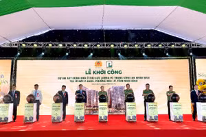 Các đại biểu bấm nút khởi công dự án.