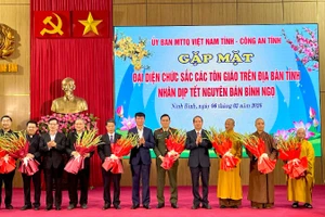 Lãnh đạo tỉnh Ninh Bình tặng hoa cho đại diện hai tôn giáo, Ủy ban Mặt trận Tổ quốc Việt Nam tỉnh và Công an tỉnh.