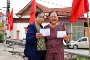 Giáo dân xã Kim Sơn vui mừng sau khi hoàn thành việc bỏ phiếu.