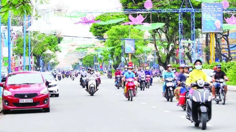 Người dân tham gia giao thông trên đại lộ Hòa Bình, thành phố Cần Thơ.