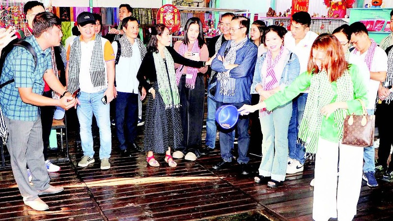  Du khách tham quan làng bè ngã ba sông Châu Đốc.