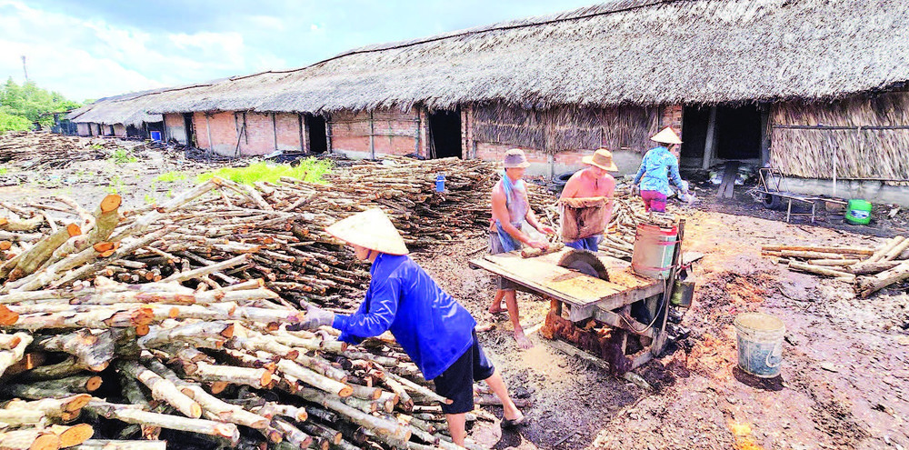 Làm thuê cho các lò hầm than giúp nhiều lao động có thu nhập từ 8-9 triệu đồng/ tháng. lam-thue-cho-cac-lo-ham.jpg