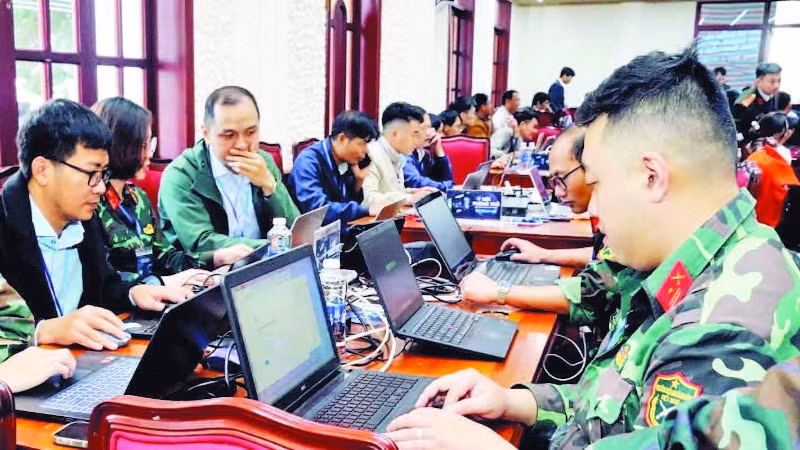 Thành viên các Đội ứng cứu sự cố an toàn thông tin mạng tỉnh Lâm Đồng xử lý sự cố trên không gian mạng tại chương trình tập huấn.