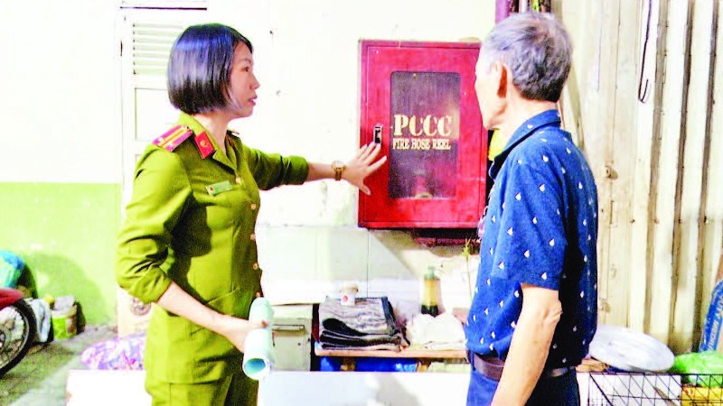  Kiểm tra công tác phòng cháy, chữa cháy tại Cư xá Lý Thường Kiệt, Quận 10 (trước đây). (Ảnh NHẬT THÀNH)