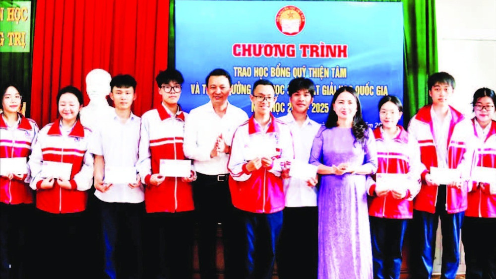 Khen thưởng học sinh đạt giải trong kỳ thi Học sinh giỏi quốc gia năm học 2024-2025. (Ảnh N.B)