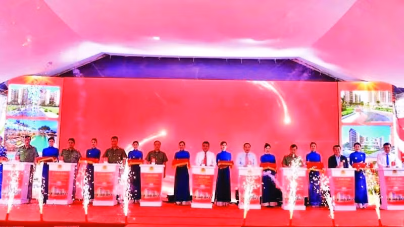 Các đại biểu bấm nút khởi công dự án xây dựng nhà ở cho lực lượng Công an nhân dân tại Khánh Hòa. (Ảnh VŨ TÂN)