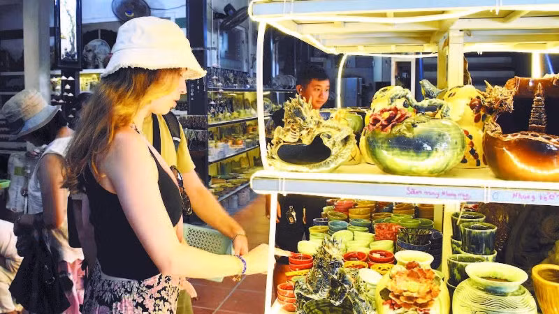  Khách du lịch tham quan tại làng gốm Thanh Hà, thành phố Đà Nẵng.