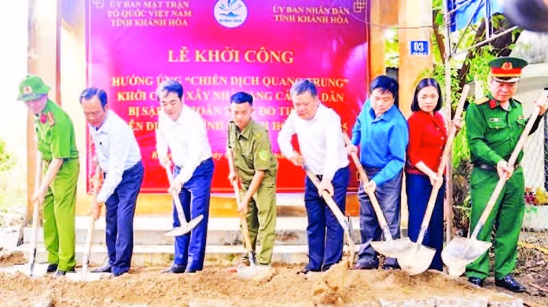Lễ khởi công xây dựng nhà tặng các hộ dân bị thiệt hại nặng do thiên tai. (Ảnh VŨ TÂN)