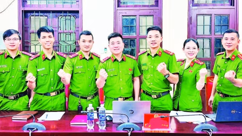 Công an xã Minh Hóa, tỉnh Quảng Trị giải đáp thủ tục hành chính qua hình thức livestream.