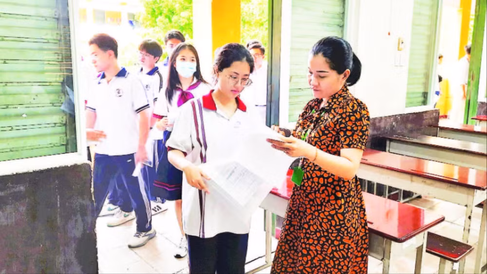 Học sinh Thành phố Hồ Chí Minh làm thủ tục thi tốt nghiệp trung học phổ thông năm 2024.