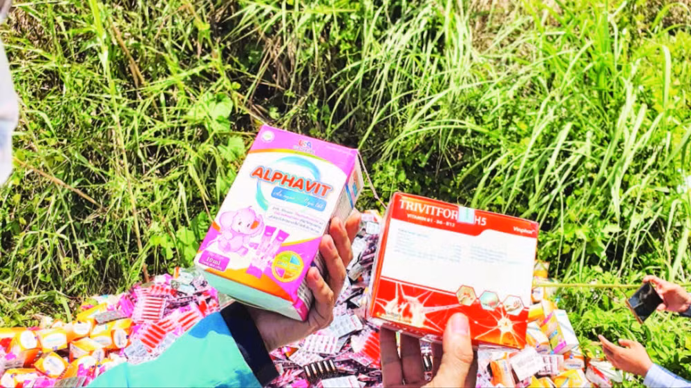 Cơ quan chức năng vừa phát hiện một lượng lớn thuốc, thực phẩm chức năng bị vứt bỏ ở bãi đất trống trên địa bàn huyện Bình Chánh.