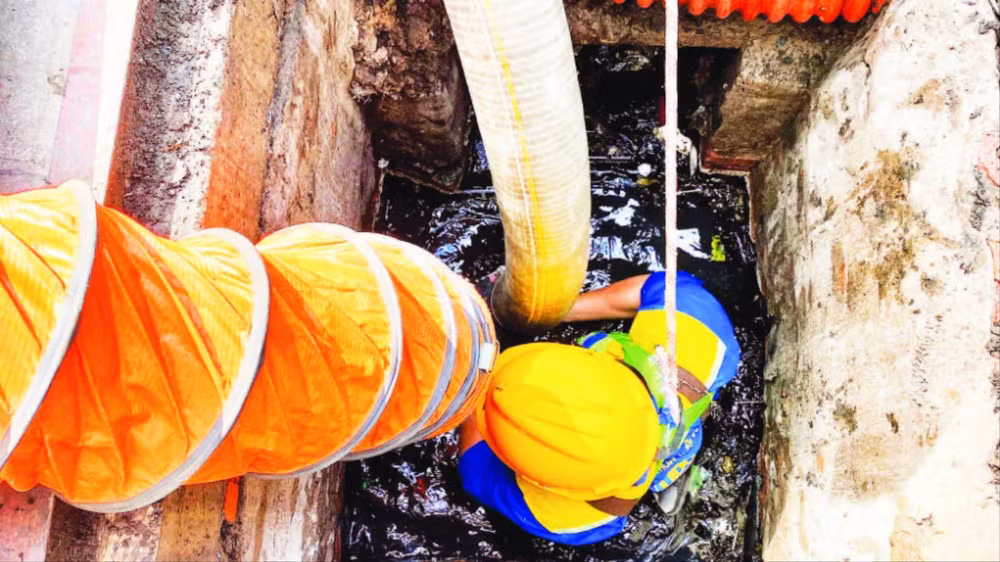 Công nhân trực tiếp nạo vét, dọn dẹp chất thải trong cống thoát nước.