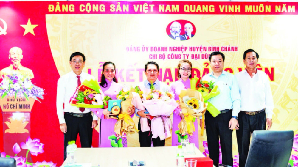 Lễ kết nạp đảng viên tại Công ty cổ phần Cơ khí xây dựng thương mại Đại Dũng.