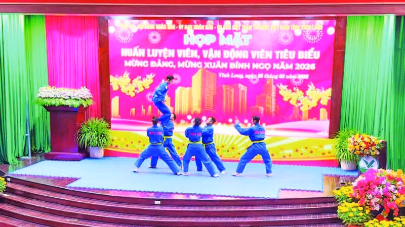 Các vận động viên biểu diễn tại buổi tuyên dương huấn luyện viên, vận động viên đạt thành tích cao.