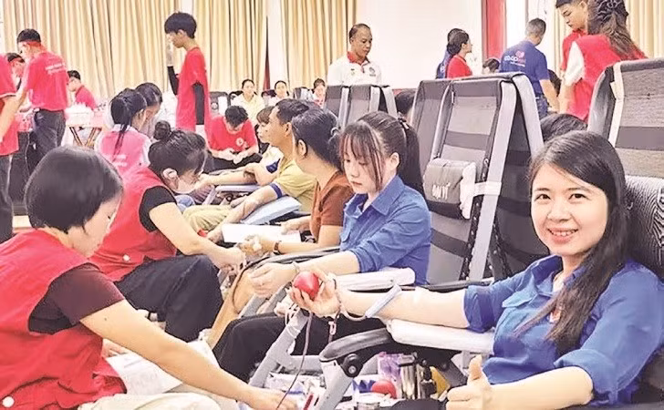 Người dân tình nguyện hiến máu (Ảnh MAI LUẬN)