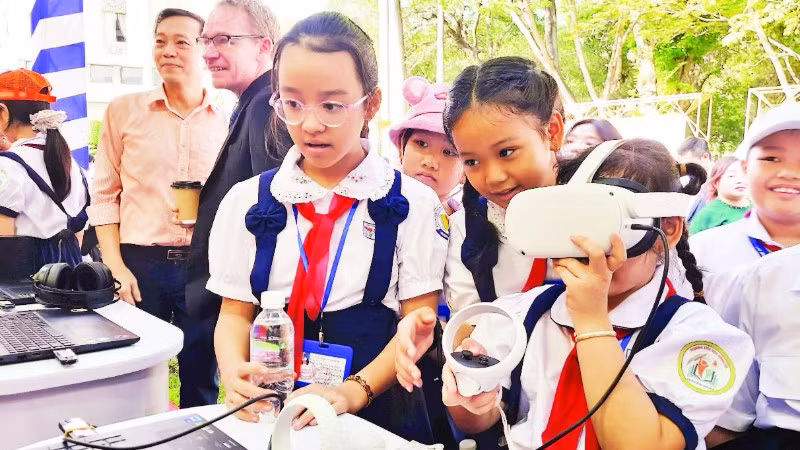 Học sinh tiểu học trải nghiệm thiết bị thực tế ảo trong hoạt động giáo dục STEM.