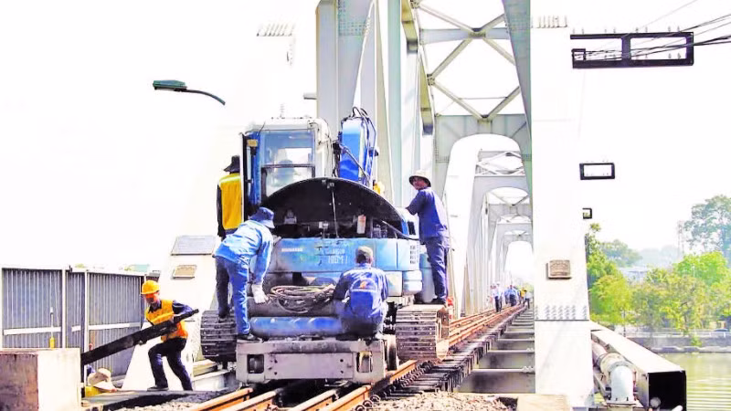 Công nhân tiến hành sửa chữa hư hỏng trên cầu Ghềnh do sự cố gây ra.