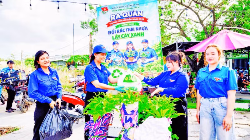 Hoạt động đổi rác thải nhựa lấy cây xanh do đoàn viên, thanh niên phường Phú Mỹ tổ chức.