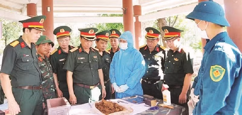 Đoàn công tác Bộ Tư lệnh Quân khu 4 thăm, động viên lực lượng đang lấy mẫu tại Nghĩa trang liệt sĩ quốc gia Đường 9 (Ảnh HIẾU MINH)