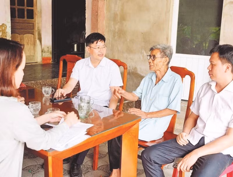 Lãnh đạo phường Thành Sen (Hà Tĩnh) trao đổi với người dân về chính sách bồi thường, giải phóng mặt bằng.