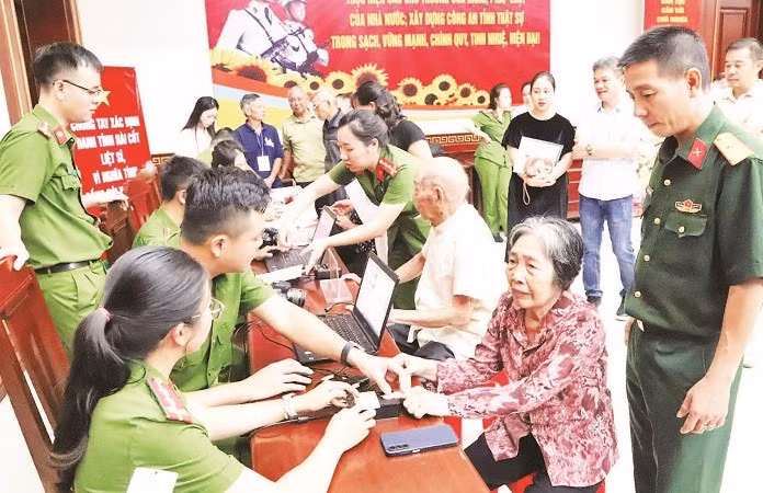 Các đơn vị chức năng lấy mẫu sinh phẩm ADN của thân nhân liệt sĩ để phục vụ công tác xác định danh tính hài cốt liệt sĩ bằng công nghệ ADN.