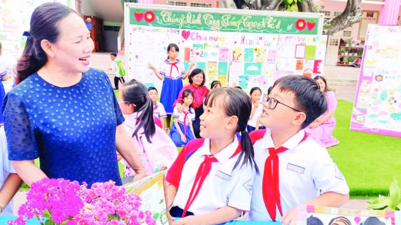 Hiệu trưởng Trường tiểu học Thực hành sư phạm Ngụy Như Kon Tum Lê Thị Hồng Liên với các học sinh trong tiết học ngoại khóa.