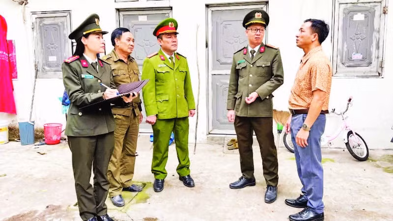 Công an xã Bình Xuyên trao đổi với chủ nhà trọ về bảo đảm an ninh trật tự.