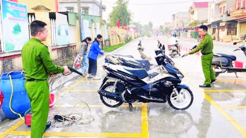 Trong tháng 3, cán bộ, chiến sĩ Công an xã Yết Kiêu trực tiếp tham gia rửa xe gây quỹ 6 triệu đồng để trao tặng các em nhỏ có hoàn cảnh khó khăn.
