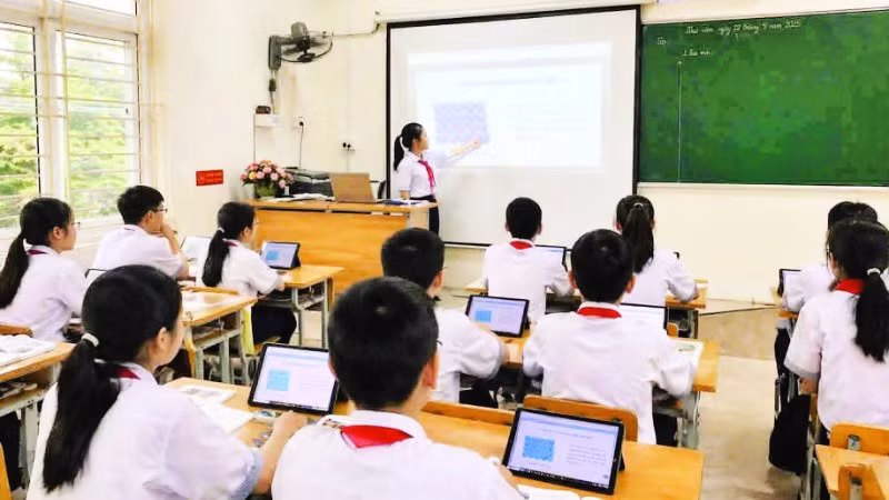 Học sinh Trường trung học cơ sở Hoàng Diệu (phường Trà Lý, tỉnh Hưng Yên) ứng dụng công nghệ AI trong học tập.