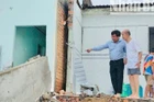 Đồng chí Lưu Quang Anh, Phó Chủ tịch Ủy ban nhân dân phường Giá Rai (tỉnh Cà Mau) thăm, động viên các hộ dân nhà bị sạt lở xuống sông. (Ảnh: TRỌNG DUY)
