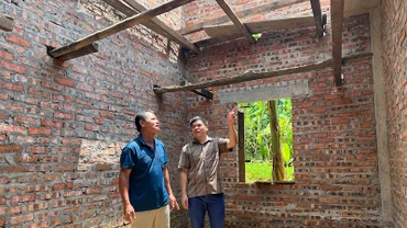 Cán bộ xã Yên Phúc, tỉnh Lạng Sơn (áo kẻ) đến thăm gia đình bà Nông Thị Việt (vợ liệt sĩ) đang được hỗ trợ xây mới nhà ở. 