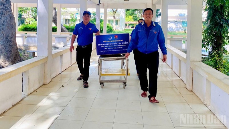 Đoàn phường Ninh Chử, tỉnh Khánh Hòa với Chương trình "Phát cơm 0 đồng" chia sẻ tấm lòng thiện nguyện với những phận đời đang gồng mình chống chọi bệnh tật tại Trung tâm Y tế khu vực Ninh Hải. (Ảnh: CTV)