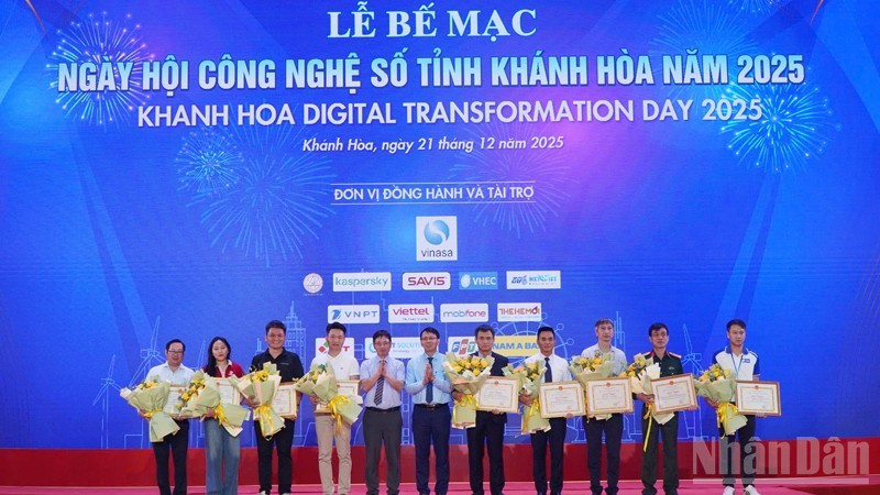 Phó Chủ tịch Ủy ban nhân dân tỉnh Khánh Hòa Nguyễn Thanh Hà trao bằng khen của tỉnh cho 10 tập thể có thành tích xuất sắc trong hưởng ứng và tổ chức Ngày hội Công nghệ số tỉnh Khánh Hòa năm 2025. (Ảnh: NGUYỄN TRUNG)