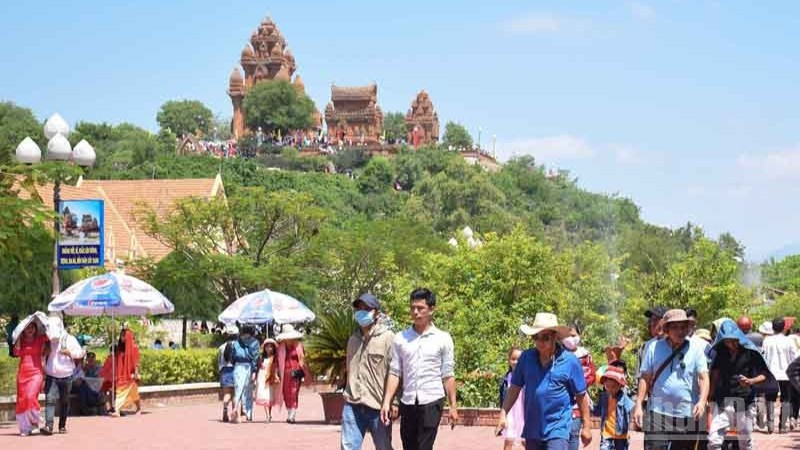 Du khách tham quan Di tích quốc gia đặc biệt Tháp Pô Klong Garai (phường Đô Vinh, tỉnh Khánh Hòa) những ngày đầu năm mới. (Ảnh: NGUYỄN TRUNG)