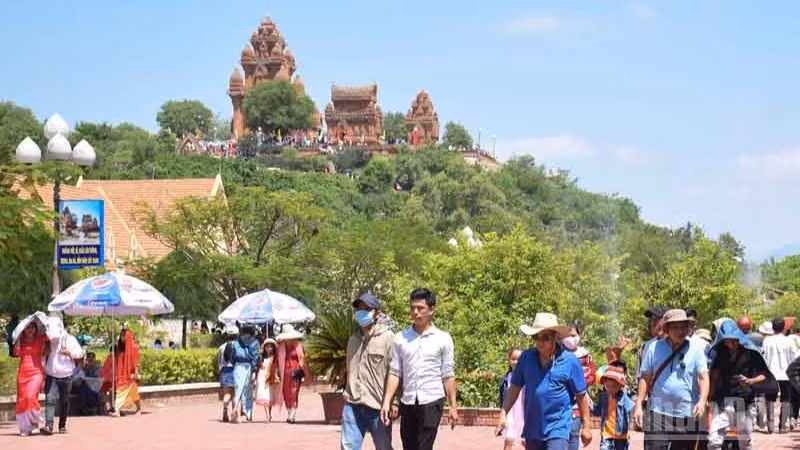 Du khách tham quan Di tích quốc gia đặc biệt Tháp Pô Klong Garai (phường Đô Vinh, tỉnh Khánh Hòa) những ngày đầu năm mới. (Ảnh: NGUYỄN TRUNG)