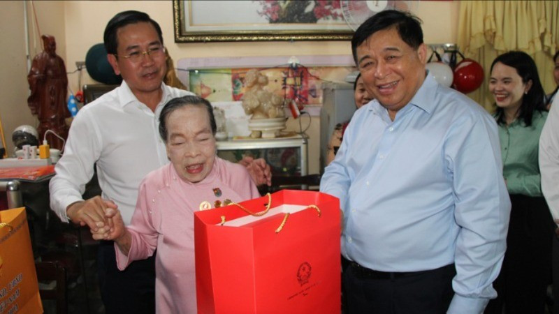 Phó Thủ tướng Chính phủ Nguyễn Chí Dũng thăm hỏi, tặng quà cho bà Hồ Thị Lượm, Anh hùng lao động trong thời kỳ kháng chiến. (Ảnh: NGUYỄN TRUNG)