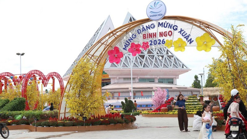 Dòng người đổ về Quảng trường 16/4 và Nhà Bảo tàng, thuộc phường Phan Rang và phường Đông Hải, tỉnh Khánh Hòa để du xuân sớm mỗi lúc một đông. (Ảnh: NGUYỄN TRUNG)